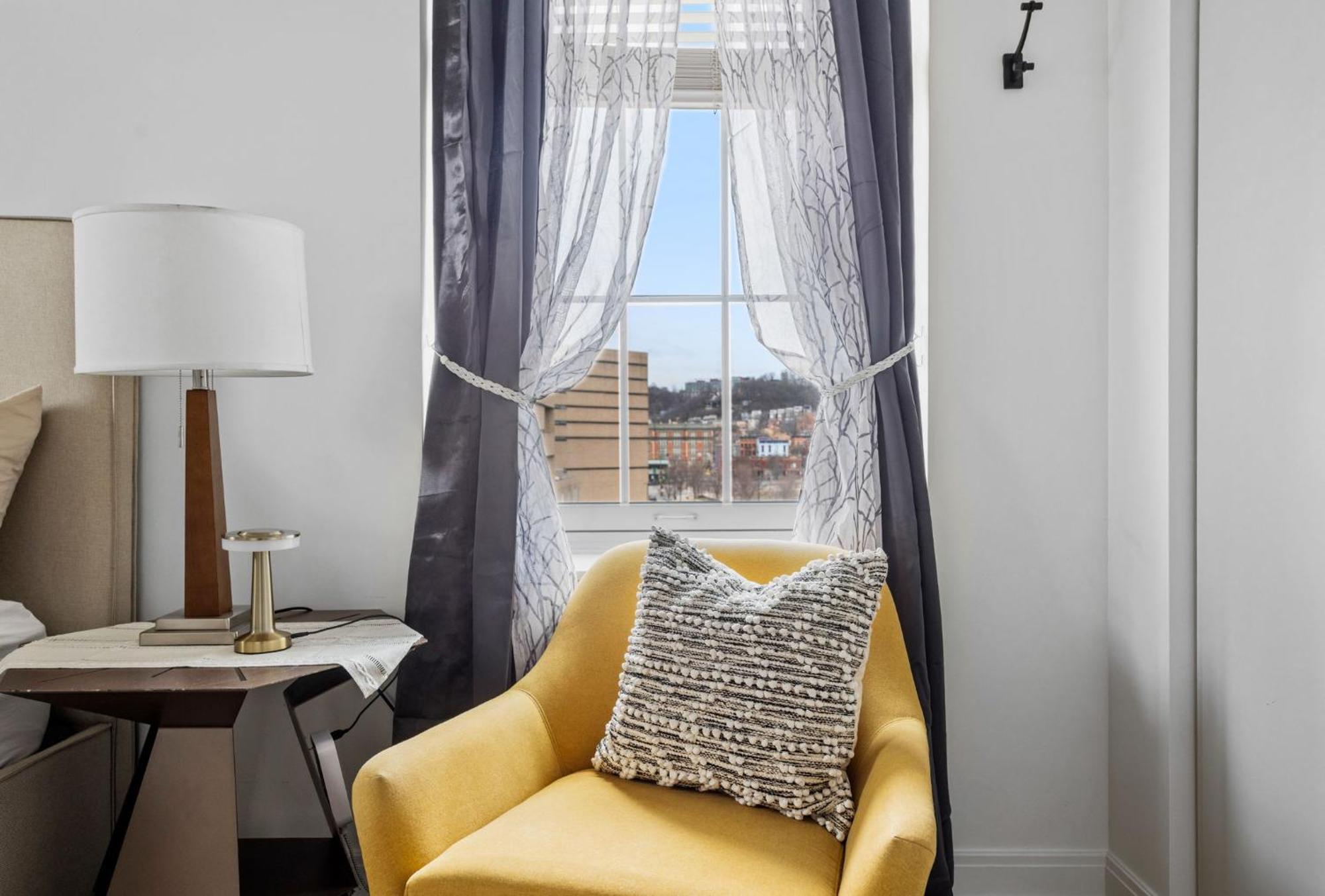 Apartment Downtown Free Parking Garage - 5 Min Walk Otr *